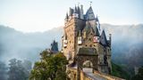 Burg Eltz, Rheinland-Pfalz: Eine Festung, viele Herren  Seit über 850 Jahren ist Burg Eltz im Besitz der gleichen Familie. Im Lauf der Zeit schafft das Geschlecht eine Bastion, die so vielgestaltig ist wie kaum eine andere in Deutschland. Denn im 13. Jahrhundert wird sie unter drei Brüdern aufgeteilt, um Erbstreitigkeiten zu vermeiden – woraufhin jede der drei Linien ihren Wohnbereich nach eigenen Vorstellungen ausbaut, mit jeweils eigenen Gebäuden, Türmen und Erkern.