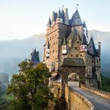Burg Eltz, Rheinland-Pfalz: Eine Festung, viele Herren  Seit über 850 Jahren ist Burg Eltz im Besitz der gleichen Familie. Im Lauf der Zeit schafft das Geschlecht eine Bastion, die so vielgestaltig ist wie kaum eine andere in Deutschland. Denn im 13. Jahrhundert wird sie unter drei Brüdern aufgeteilt, um Erbstreitigkeiten zu vermeiden – woraufhin jede der drei Linien ihren Wohnbereich nach eigenen Vorstellungen ausbaut, mit jeweils eigenen Gebäuden, Türmen und Erkern.