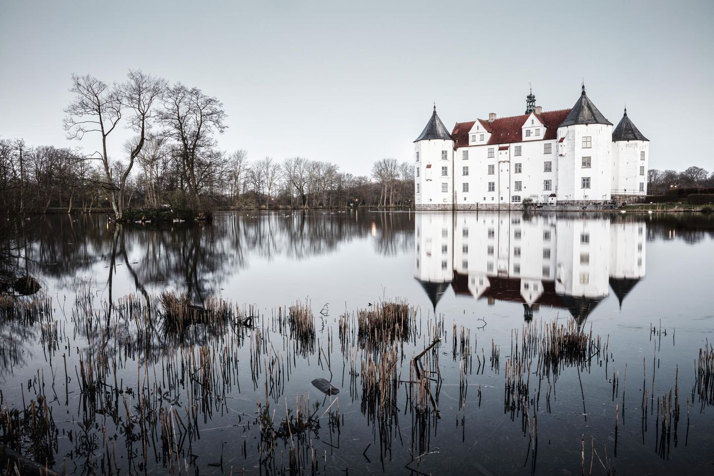 "Geo Epoche Panorama": Schloss Glücksburg, Schleswig-Holstein: Das Hoch im Norden Seine bescheidene Stellung als dritter Sohn des dänischen Monarchen ließ Herzog Johann von Schleswig-Holstein-Sonderburg keine Ruhe: Er wollte es allen zeigen – vor allem durch prachtvolle Bauten wie das Schloss Glücksburg bei Flensburg. Und dafür ließ der Herrscher, ein Protestant und ebenso ehrgeizig wie rücksichtslos, kurzerhand ein früheres Kloster niederreißen und dessen Steine in seinem neuen Palast verbauen. Schloss Glücksburg, Schleswig-Holstein: Das Hoch im Norden Seine bescheidene Stellung als dritter Sohn des dänischen Monarchen ließ Herzog Johann von Schleswig-Holstein-Sonderburg keine Ruhe: Er wollte es allen zeigen – vor allem durch prachtvolle Bauten wie das Schloss Glücksburg bei Flensburg. Und dafür ließ der Herrscher, ein Protestant und ebenso ehrgeizig wie rücksichtslos, kurzerhand ein früheres Kloster niederreißen und dessen Steine in seinem neuen Palast verbauen.