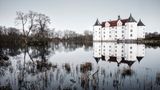 Schloss Glücksburg, Schleswig-Holstein: Das Hoch im Norden  Seine bescheidene Stellung als dritter Sohn des dänischen Monarchen ließ Herzog Johann von Schleswig-Holstein-Sonderburg keine Ruhe: Er wollte es allen zeigen – vor allem durch prachtvolle Bauten wie das Schloss Glücksburg bei Flensburg. Und dafür ließ der Herrscher, ein Protestant und ebenso ehrgeizig wie rücksichtslos, kurzerhand ein früheres Kloster niederreißen und dessen Steine in seinem neuen Palast verbauen.
