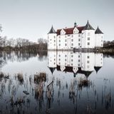 Schloss Glücksburg, Schleswig-Holstein: Das Hoch im Norden  Seine bescheidene Stellung als dritter Sohn des dänischen Monarchen ließ Herzog Johann von Schleswig-Holstein-Sonderburg keine Ruhe: Er wollte es allen zeigen – vor allem durch prachtvolle Bauten wie das Schloss Glücksburg bei Flensburg. Und dafür ließ der Herrscher, ein Protestant und ebenso ehrgeizig wie rücksichtslos, kurzerhand ein früheres Kloster niederreißen und dessen Steine in seinem neuen Palast verbauen.