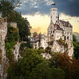 Schloss Lichtenstein, Baden-Württemberg: Der Traum des Dichters  Als würde er eine mächtige mittelalterliche Burg beschreiben, nennt der Autor Wilhelm Hauff Schloss Lichtenstein 1826 eine Festung, die "weder vor der Gewalt der Elemente noch dem Sturm der Menschen erzittern werde". In Wirklichkeit ist die Bastion aber nur ein Fantasiebild des Erzählers, erwähnt in einem Roman. Doch dann begeistert sich der Graf von Württemberg für Hauffs Vision. Und lässt sie als reales Bauwerk errichten.