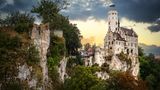 Schloss Lichtenstein, Baden-Württemberg: Der Traum des Dichters  Als würde er eine mächtige mittelalterliche Burg beschreiben, nennt der Autor Wilhelm Hauff Schloss Lichtenstein 1826 eine Festung, die "weder vor der Gewalt der Elemente noch dem Sturm der Menschen erzittern werde". In Wirklichkeit ist die Bastion aber nur ein Fantasiebild des Erzählers, erwähnt in einem Roman. Doch dann begeistert sich der Graf von Württemberg für Hauffs Vision. Und lässt sie als reales Bauwerk errichten.