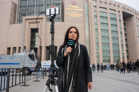 Banu Güven, 47, vor dem Justizpalast in Istanbul.
