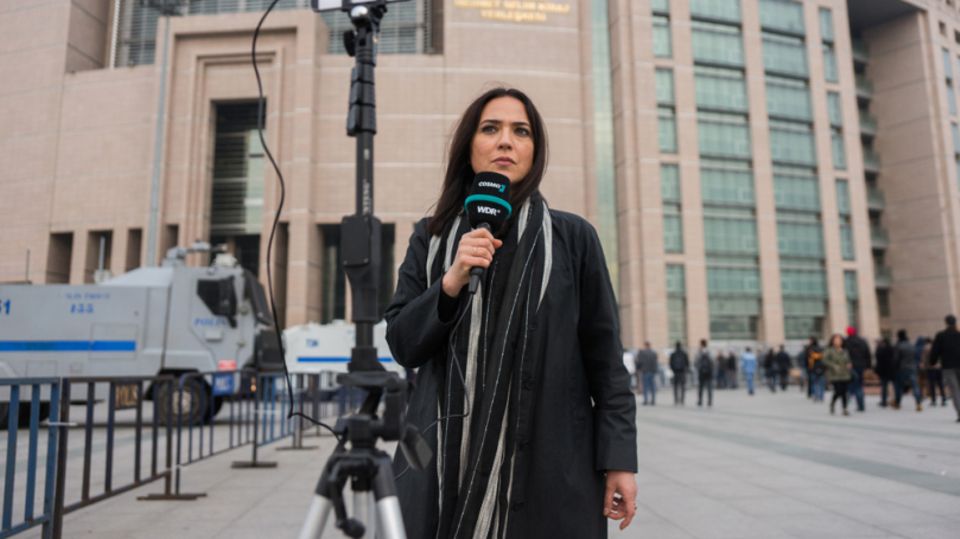 Banu Güven, 47, vor dem Justizpalast in Istanbul.