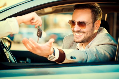 Firmen ködern Bewerber: Dienstwagen und Auszeit, bitte