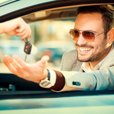 Firmen ködern Bewerber: Dienstwagen und Auszeit, bitte