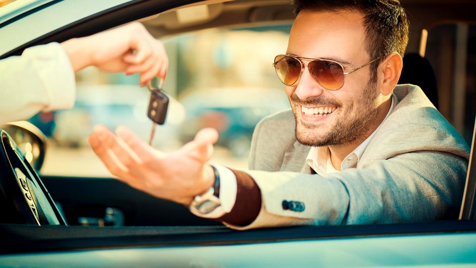 Firmen ködern Bewerber: Dienstwagen und Auszeit, bitte