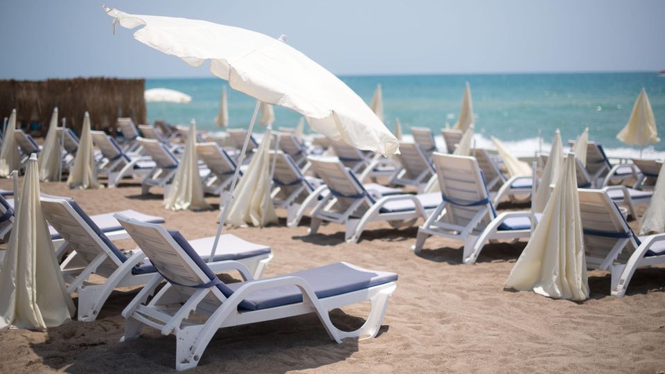 Leere Liegestühle am Lara Strand in Antalya in der Türkei.
