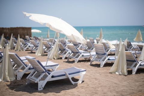 Leere Liegestühle am Lara Strand in Antalya in der Türkei.