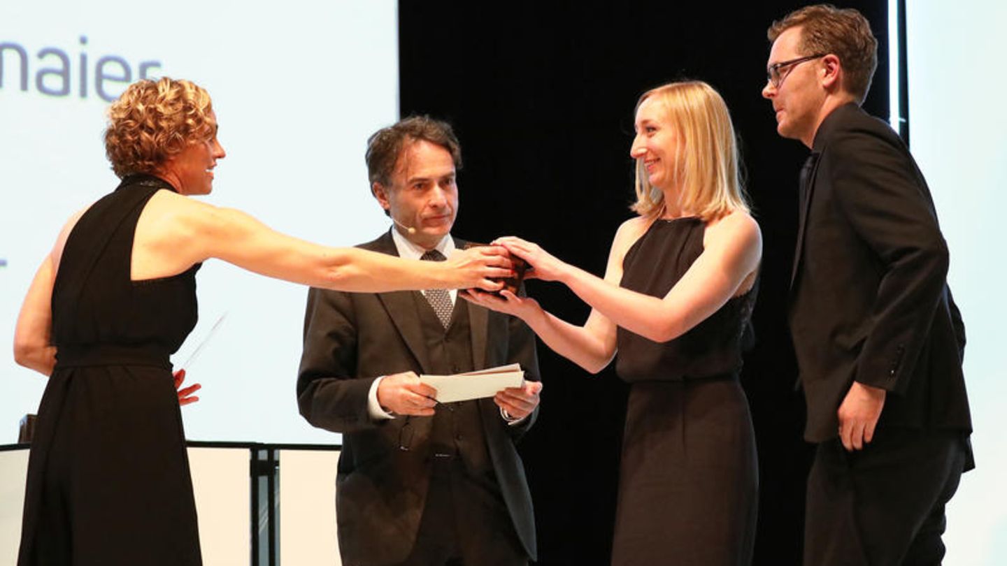 Caren Miosga und "Zeit"-Chefredakteur Giovanni di Lorenzo überreichen den Nannen Preis 2017 für die beste "Investigative Leistung" an Vanessa Wormer und Frederik Obermeier von der "Süddeutschen Zeitung". Es war nicht der erste Preis für die "Panama Papers"-Enthüllungen.