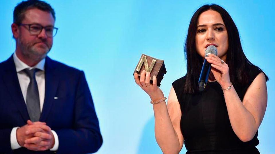 Nannenpreis 2017 Banu Güven auf der Bühne mit Christian Krug Nannenpreis 2017 Banu Güven auf der Bühne mit Christian Krug