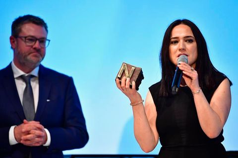 Nannenpreis 2017 Banu Güven auf der Bühne mit Christian Krug