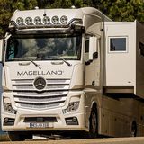 Ein Mercedes Actros 1842 GigaSpace sorgt für Schwung.