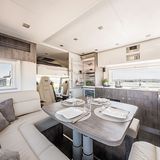 Hier passen bis zu acht Personen an einen Tisch.