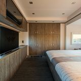 Wenn die Aussicht mal nicht so spannend ist, fährt der Flachbildschirm aus dem Schrank.