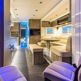 Das Cockpit ist in den Wohnraum integriert.