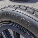 Die Reifen erinnern an Teerschneider