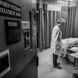 Dr. Nancy Lutwak behandelt in diesem Zimmer Veteraninnen, die unter den Folgen sexueller Gewalt leiden