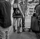 Männergesellschaft: Marines treffen Frauen vor einer Bar nahe Camp Pendleton in Kalifornien