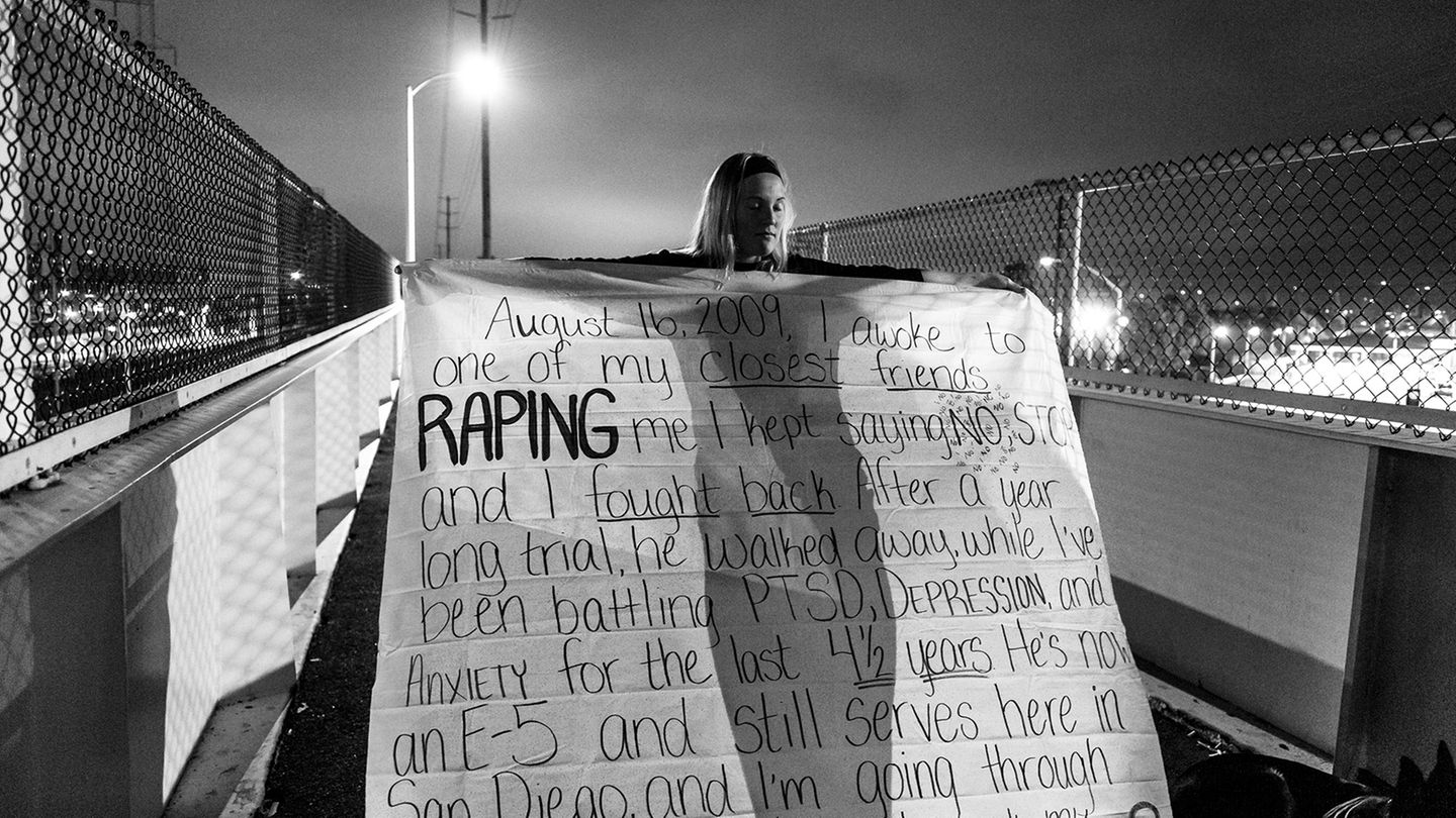 Auf Plakaten haben Frauen ihre Erinnerungen an Vergewaltigungen in der US Navy aufgeschrieben und diese des Nachts am Marinestützpunkt in San Diego aufgehängt