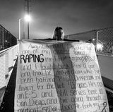 Auf Plakaten haben Frauen ihre Erinnerungen an Vergewaltigungen in der US Navy aufgeschrieben und diese des Nachts am Marinestützpunkt in San Diego aufgehängt