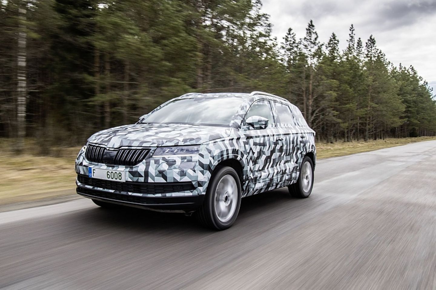 Noch verbirgt die Tarnung das Design, es wird aber der neuen Skoda-Formensprache entsprechen