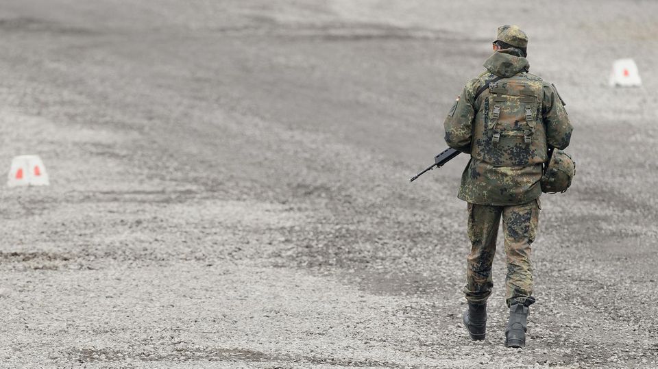 Ein Soldat der Bundeswehr auf einem Truppenübungsplatz (Symbolfoto)