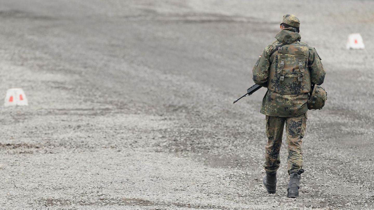 Ein Soldat der Bundeswehr auf einem Truppenübungsplatz (Symbolfoto)