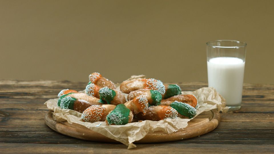 Klebrige Leckerei: Süße Donut-Sticks ganz einfach selbstgemacht Klebrige Leckerei: Süße Donut-Sticks ganz einfach selbstgemacht