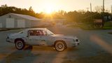 Gas City, Indiana  Ein alter Pontiac Trans Am im Sonnenaufgang: Dieses Foto hat Emmanuel Georges zu Beginn seiner fotografischen Reise durch die USA in seinem Bildband "America rewind" platziert.
