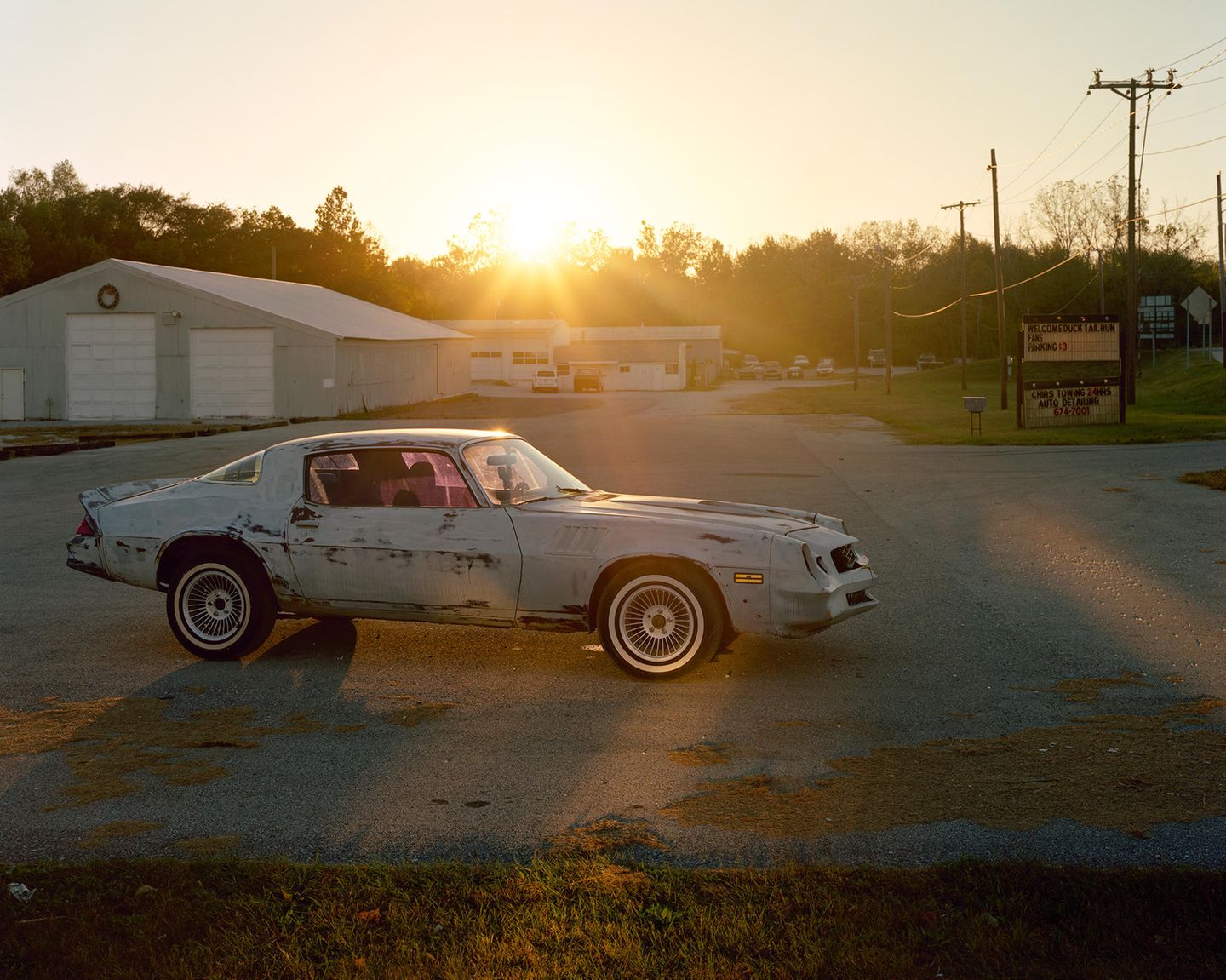 Gas City, Indiana  Ein alter Pontiac Trans Am im Sonnenaufgang: Dieses Foto hat Emmanuel Georges zu Beginn seiner fotografischen Reise durch die USA in seinem Bildband "America rewind" platziert.