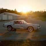 Gas City, Indiana  Ein alter Pontiac Trans Am im Sonnenaufgang: Dieses Foto hat Emmanuel Georges zu Beginn seiner fotografischen Reise durch die USA in seinem Bildband "America rewind" platziert.