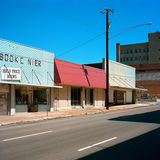 Paris, Texas  Dieser Ort nordöstlich von Dallas wurde 1984 international bekannt, weil der Regisseur Wim Wenders seinen damals in die Kinos gekommenen Spielfilm nach dem texanischen Städtchen benannte