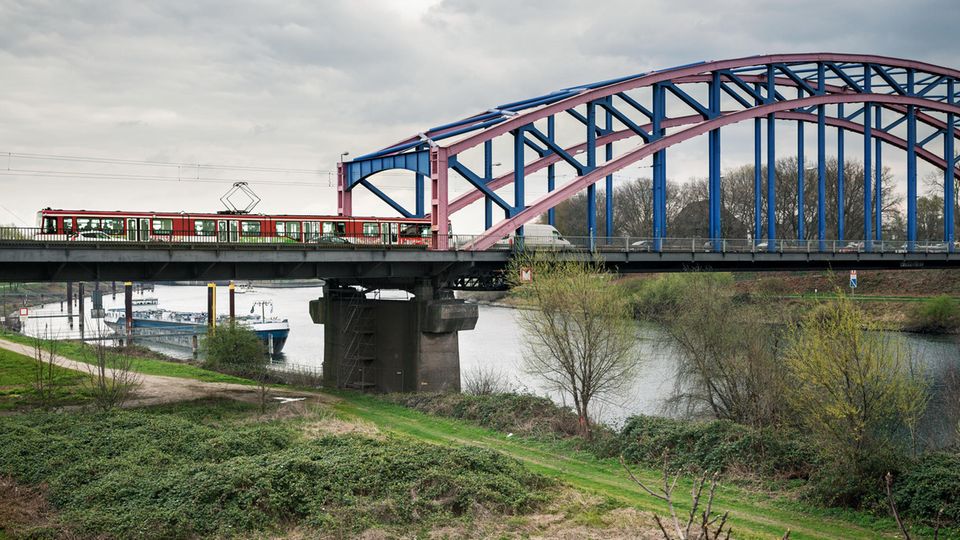 Vor der Landtagswahl: Auf ihrer Strecke überquert die 901 die Ruhr und viele Kanäle, hier entlang der Ruhrorter Straße Auf ihrer Strecke überquert die 901 die Ruhr und viele Kanäle, hier entlang der Ruhrorter Straße