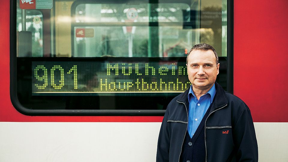 Vor der Landtagswahl: Aus der Perspektive seiner Fahrerkabine sieht Stephan Schwarzmann, wie sich Land und Leute verändern. Seit einem Vierteljahrhundert fährt er regelmäßig auf der Linie 901 von Duisburg-Obermarxloh bis Mülheim Hauptbahnhof Aus der Perspektive seiner Fahrerkabine sieht Stephan Schwarzmann, wie sich Land und Leute verändern. Seit einem Vierteljahrhundert fährt er regelmäßig auf der Linie 901 von Duisburg-Obermarxloh bis Mülheim Hauptbahnhof