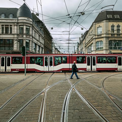 Als Fahrgast der 901 kommt man auch am Stahlwerk von Thyssen-Krupp vorbei, das einst der ganzen Region Arbeit gab und fährt enlang des ehemaligen Arbeiterviertels Marxloh