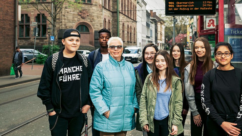 Vor der Landtagswahl: An der Haltestelle Karlstraße steigt Schulleiterin Christa Klingen mit Schülern der Aletta-Haniel-Gesamtschule zu An der Haltestelle Karlstraße steigt Schulleiterin Christa Klingen mit Schülern der Aletta-Haniel-Gesamtschule zu