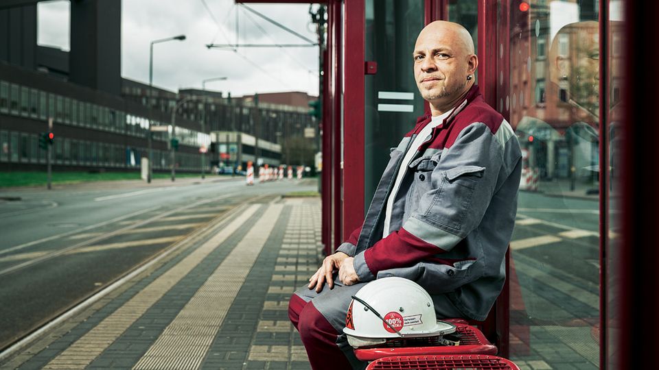 Vor der Landtagswahl: An der Haltestelle Thyssen Verwaltung wartet Patrick Weber, der sich Sorgen um seinen Job im Stahlwerk macht An der Haltestelle Thyssen Verwaltung wartet Patrick Weber, der sich Sorgen um seinen Job im Stahlwerk macht