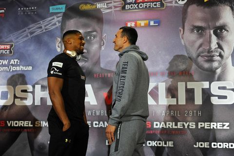 Anthony Joshua und Wladimir Klitschko stehen sich auf der Pressekonferenz gegenüber und müssen lachen.