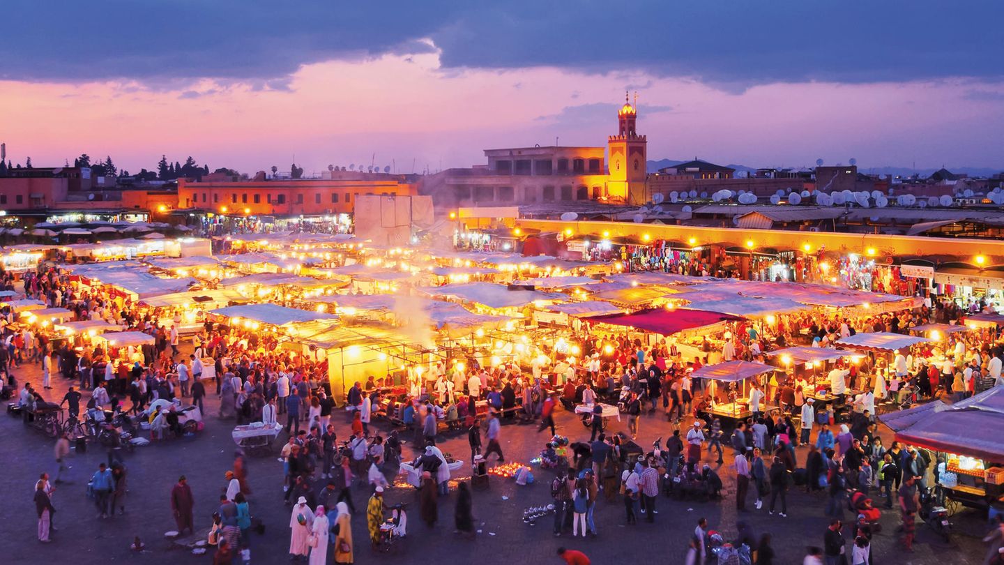 Marrakesch in Marokko: Verwinkelte Gassen, duftende Tajine, bunte Basare und blühende Gärten  Wenn wir, wie Ray Bradbury behauptete, wegen der Romantik, der Architektur und aus dem Wunsch heraus reisen, uns zu verirren, dann ist Marrakesch ein Volltreffer. Die legendäre "Rote Stadt" besteht aus Mauern aus Lehm und Sandstein, die abends erstrahlen, als wären sie mit der untergehenden Sonne verkabelt. Im Herzen der Anlage liegt die Medina, die Altstadt, die sich im Lauf eines Jahrtausends zu einem riesigen Labyrinth ausgewachsen hat, das geradezu danach schreit, gemeinsam erkundet zu werden.