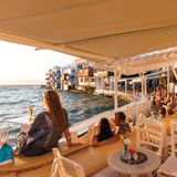 Die Kykladen in Griechenland: Weiße Häuser, sonnige Klippen und traumhafte Sonnenuntergänge  Santorin, eine vergleichsweise kleine Inselgruppe im Süden der Kykladen, gilt weithin als Inbegriff der Roman­tik. Der Archipel ist ein Traum in Saphirblau und Weiß, mit von Bougainvillea überwucherten weiß getünchten Häusern auf den Grundfesten eines erloschenen Vulkans mitten im Ägäischen Meer – und aus mythologischer Sicht ein Produkt der Lust. Der Überlieferung zufolge träumte der Argonaut Euphemos, eine Nymphe geschwängert zu haben. Drei Stunden sind es mit der Fähre weiter nach Mykonos, das berühmt ist für seine Windmühlen, Partypeople und Sonnenunter­gänge. 