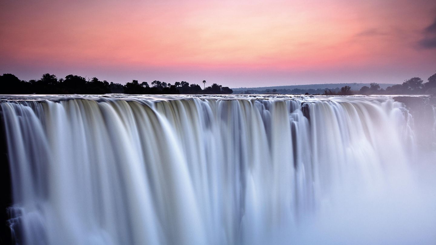 Victoria-Fälle in Sambia und Simbabwe: Regenbogenfontänen, Gischt und tosende Wassermassen  Wenn der Sambesi am Rand eines kilometerweiten zerklüfteten Plateaus 110 Meter geradewegs in die Tiefe stürzt, wird er zum Mosi-oa-Tunya ("Donnernden Rauch"), im Rest der Welt besser bekannt als Victoria-Fälle. Die donnernden Wassermassen markieren die natürliche Grenze zwischen Sambia und Simbabwe und zählen zu den atemberaubendsten Orten der Welt. Dem Glauben der Einheimischen zufolge gilt der Gott des Flusses, Nyami Nyami, als Helfer in Liebesdingen, daher pilgern die Frauen hinunter zum Boiling Pot, einem Strudel unterhalb der Katarakte, um für ihr Liebesglück zu beten. Und selbst wenn Sie den Flussgott nicht direkt um Hilfe bitten, werden Sie hier mit einem unglaublich romantischen Naturschauspiel belohnt. 