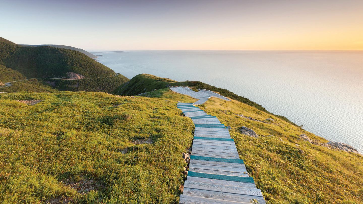 Atlantische Provinzen in Kanada: Leuchttürme, Papageientaucher und wildlebende Elche  In der Geschichte wurden schon viele Allianzen aus politischen oder wirtschaftlichen Gründen geschlossen, die atlantischen Provinzen (Atlantic Canada) eint jedoch eine Verbindung besonder Art: ein Bund der Romantik. New Brunswick, Prince Edward Island, Nova Scotia, Neufundland und Labrador sind zwar auch wirtschaftlich miteinander verbunden, reizvollste Gemeinsamkeit sind jedoch die traumhaften Küsten. Im Bild der Aussichtspunkt am Skyline Trail im Cape-Breton-Highlands-Nationalpark.