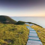 Atlantische Provinzen in Kanada: Leuchttürme, Papageientaucher und wildlebende Elche  In der Geschichte wurden schon viele Allianzen aus politischen oder wirtschaftlichen Gründen geschlossen, die atlantischen Provinzen (Atlantic Canada) eint jedoch eine Verbindung besonder Art: ein Bund der Romantik. New Brunswick, Prince Edward Island, Nova Scotia, Neufundland und Labrador sind zwar auch wirtschaftlich miteinander verbunden, reizvollste Gemeinsamkeit sind jedoch die traumhaften Küsten. Im Bild der Aussichtspunkt am Skyline Trail im Cape-Breton-Highlands-Nationalpark.