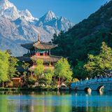 Provinz Yunnan in China: Geschwungene Brücken, uralte Klöster und tibetische Gebetsfahnen  Romantisch veranlagten Reisenden in die Provinz Yunnan soll gesagt sein, dass es sich bei der auf den Land­karten verzeichneten Region "Shangri-La" im äußersten Südwesten Chinas keineswegs um eine Fiktion handelt. Eigentlich trägt die Region einen anderen Namen, aber als sich alle Welt in das mythische "Shangri-La" verliebte – jenes utopistische Idyll aus dem Roman "Der verlorene Horizont", irgendwo im Hima­laya, behaupteten einige Gemeinden, das echte Shangri-La zu sein, und baten Peking um eine Namensänderung. Warum diese Ehre schließlich diesem hinreißenden Landstrich in Yunnan verliehen wurde, versteht man auf der Stelle, wenn sich vor einem die Silhouette des Himalaya erhebt.