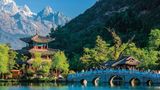 Provinz Yunnan in China: Geschwungene Brücken, uralte Klöster und tibetische Gebetsfahnen  Romantisch veranlagten Reisenden in die Provinz Yunnan soll gesagt sein, dass es sich bei der auf den Land­karten verzeichneten Region "Shangri-La" im äußersten Südwesten Chinas keineswegs um eine Fiktion handelt. Eigentlich trägt die Region einen anderen Namen, aber als sich alle Welt in das mythische "Shangri-La" verliebte – jenes utopistische Idyll aus dem Roman "Der verlorene Horizont", irgendwo im Hima­laya, behaupteten einige Gemeinden, das echte Shangri-La zu sein, und baten Peking um eine Namensänderung. Warum diese Ehre schließlich diesem hinreißenden Landstrich in Yunnan verliehen wurde, versteht man auf der Stelle, wenn sich vor einem die Silhouette des Himalaya erhebt.