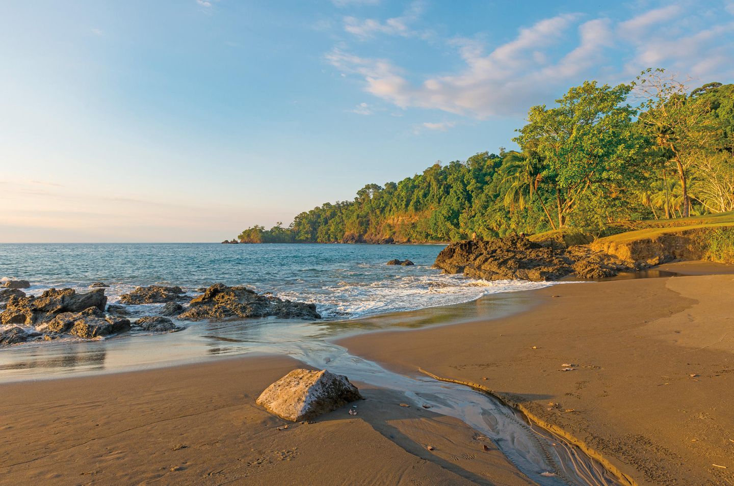Paradiese auf Erden: Halbinsel Osa in Costa Rica: Einsame Strände, idyllische Wasserfälle und urwüchsige Regenwälder Einer der wichtigsten Begriffe bei einer Reise nach Costa Rica ist pura vida, was wörtlich übersetzt so viel wie "pures Leben" bedeutet. Und in der Tat spürt man die Schönheit des Lebens besonders intensiv in diesem traumhaften Paradies auf Erden. Pura vida ist offizielles Staatsmotto, Gruß, Trinkspruch, verbaler High Five und Redensart in einem. * Benutzen Sie die beiden Worte getrost als Antwort auf die Frage, wie es Ihnen geht in dieser herrlichen Region, wo der tropische Regenwald auf die Pazifikküste trifft: der Halbinsel Osa. Dort, umgeben von hellroten Aras, Blauen Morphofaltern, Jadewein und hellblauem Meer, merkt man sofort, dass es auf »¿Cómo está« kaum eine passendere Antwort gibt. Halbinsel Osa in Costa Rica: Einsame Strände, idyllische Wasserfälle und urwüchsige Regenwälder Einer der wichtigsten Begriffe bei einer Reise nach Costa Rica ist pura vida, was wörtlich übersetzt so viel wie "pures Leben" bedeutet. Und in der Tat spürt man die Schönheit des Lebens besonders intensiv in diesem traumhaften Paradies auf Erden. Pura vida ist offizielles Staatsmotto, Gruß, Trinkspruch, verbaler High Five und Redensart in einem. * Benutzen Sie die beiden Worte getrost als Antwort auf die Frage, wie es Ihnen geht in dieser herrlichen Region, wo der tropische Regenwald auf die Pazifikküste trifft: der Halbinsel Osa. Dort, umgeben von hellroten Aras, Blauen Morphofaltern, Jadewein und hellblauem Meer, merkt man sofort, dass es auf »¿Cómo está« kaum eine passendere Antwort gibt.