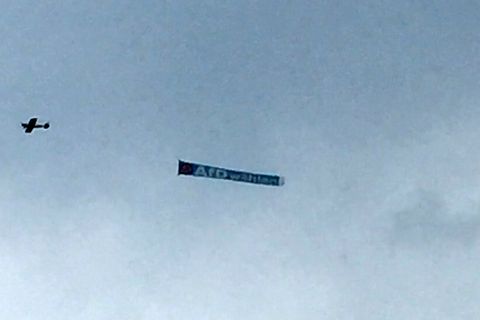 Ein Flugzeug zieht ein Banner mit "AfD wählen" über den Himmel von Schleswig-Holstein
