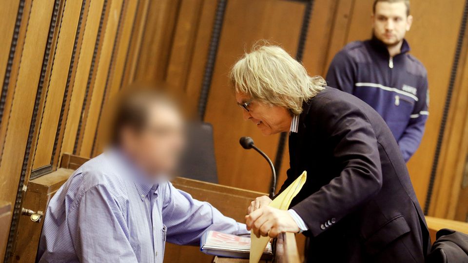 Der 68-jährige Angeklagte Hans B. soll seine Lebensgefährtin zu Tode missbraucht haben